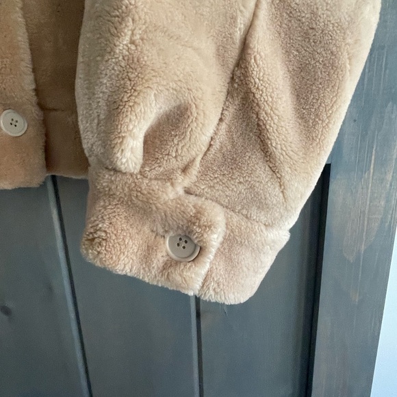 American Eagle 🦅 
Tan teddy fur jacket/coat 🧥 
Size Small - Picture 6 of 8